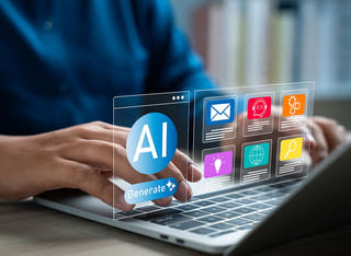 Principiante en criptomonedas que aprende los fundamentos del trading automatizado mediante IA