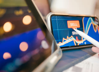 Trader que opera en varios mercados revisando alternativas de Bitcoin, Ethereum y forex