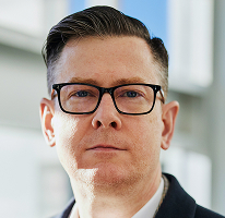 Fotografía del ejecutivo Alexander Hughes, CEO de una empresa dedicada a las operaciones con criptomonedas